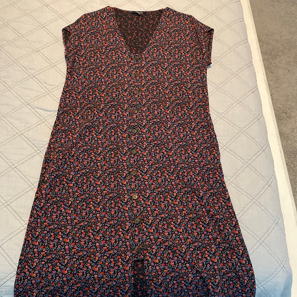 Super cute, button flowery print dress!